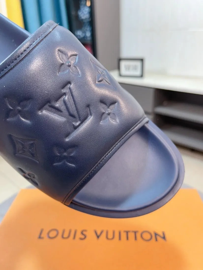 Men's shoes 💰360🌹🌹 (lv-Louis Vuitton) new men's sandals, high-end boutique, exquisite embossed logo decoration on the upper, fine workmanship, super soft soles, casual, loose and comfortable, a must-have in summer! \nsize：38-44
